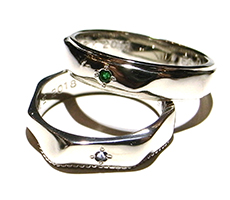 北海道滝川市ハンドメイド結婚指輪プラチナ900にエメラルドとタンザナイト