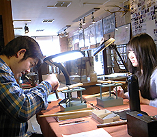 北海道空知滝川市で二人で作る結婚指輪と自分で作るマリッジリングで手作りしてる作業風景