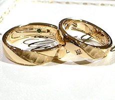 北海道滝川市二人で作る結婚指輪k18ピンクゴールドにエメラルドとダイヤモンド