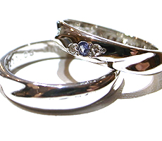 北海道滝川市二人で作るプラチナ結婚指輪ブルーサファイヤとダイヤモンドの3連