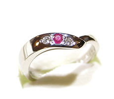北海道滝川市自分で作ったエンゲージリング婚約指輪プラチナにダイヤモンドとルビー